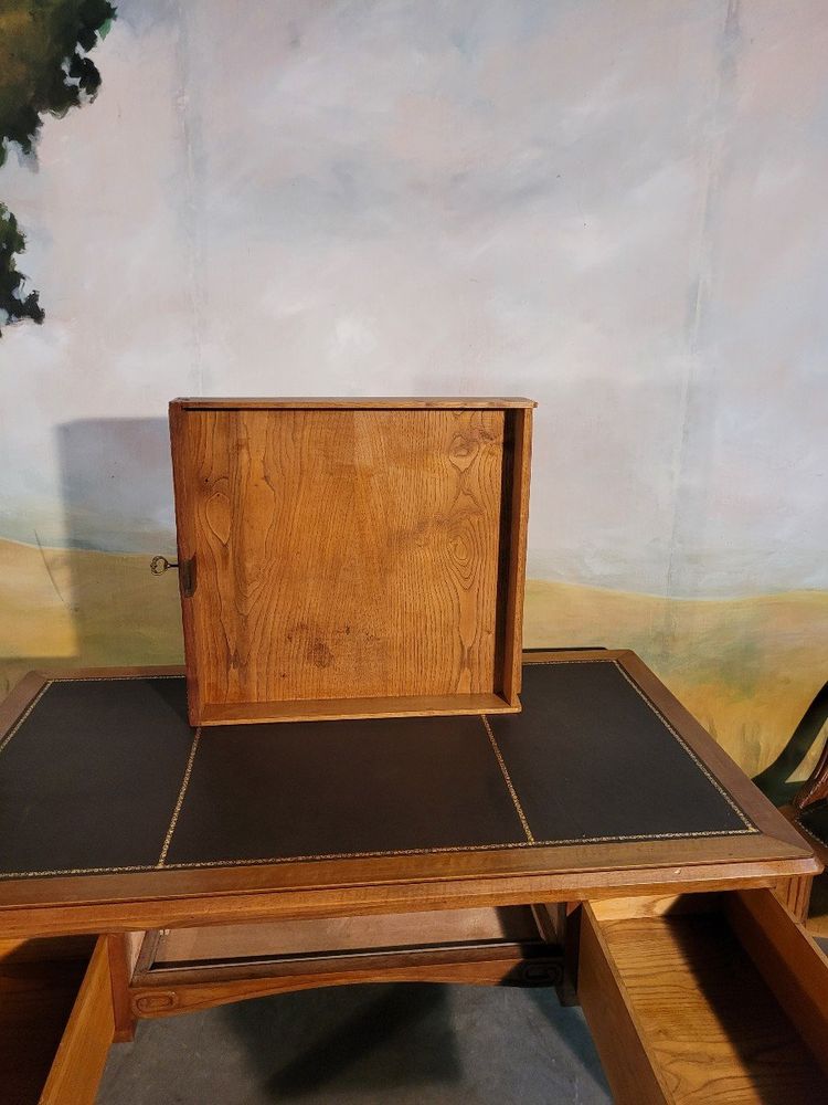 Bureau Et Fauteuil Art Déco En Noyer