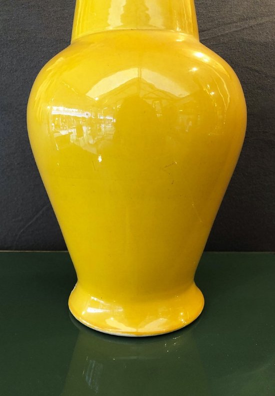 Gelbe Vase aus glasierter Keramik. China, Anfang 20.