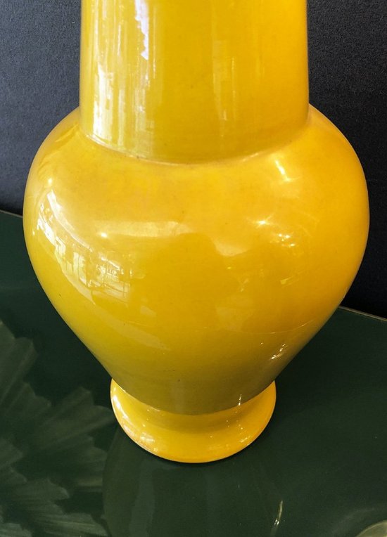 Gelbe Vase aus glasierter Keramik. China, Anfang 20.