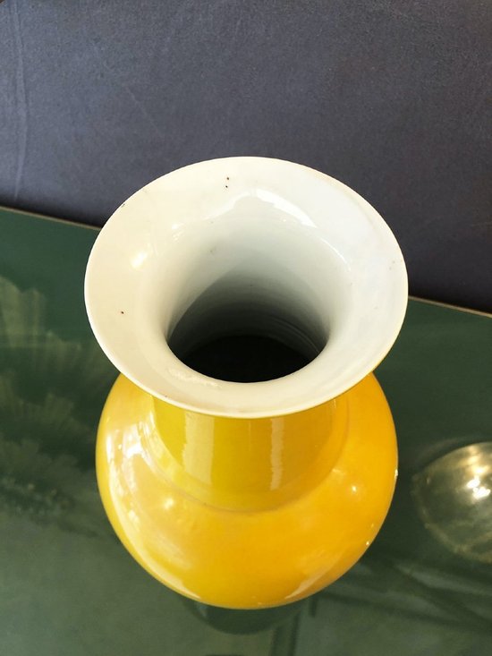 Gelbe Vase aus glasierter Keramik. China, Anfang 20.