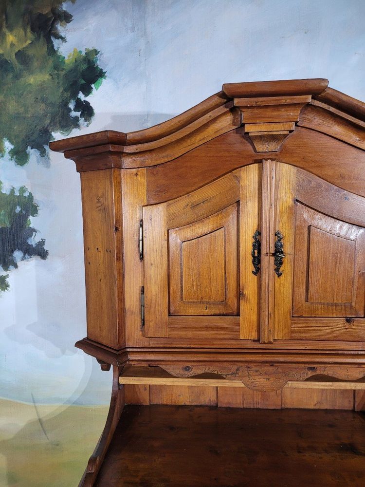 Piccola credenza a due corpi in abete di montagna