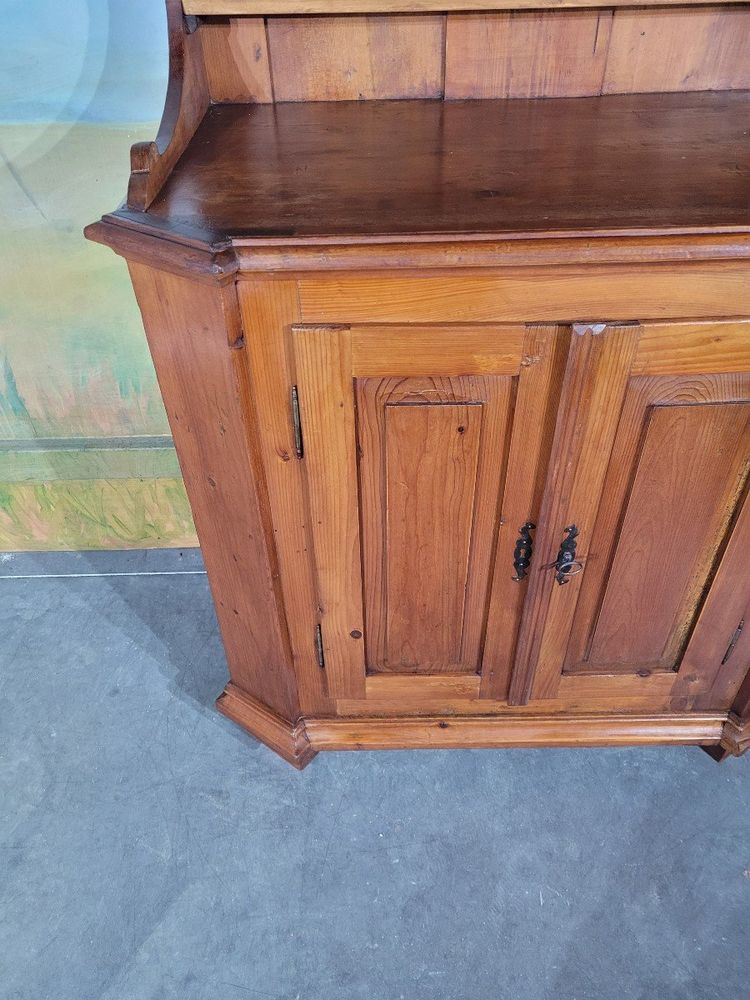 Piccola credenza a due corpi in abete di montagna