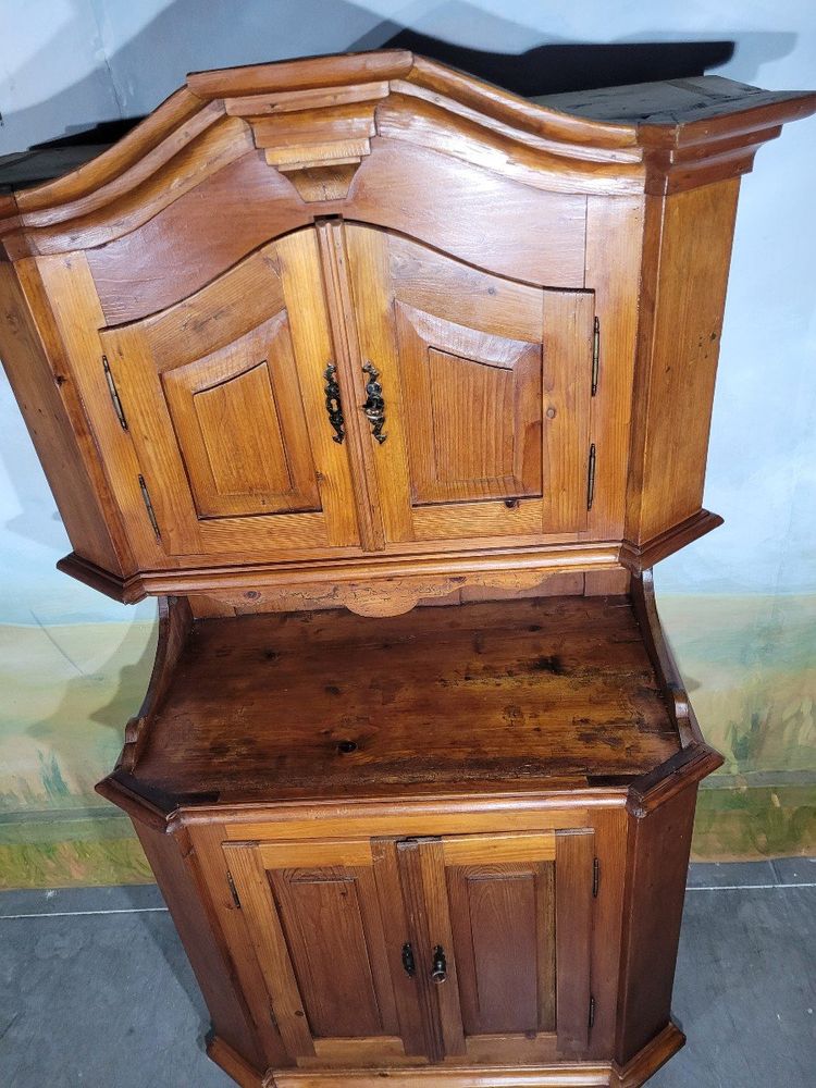Piccola credenza a due corpi in abete di montagna
