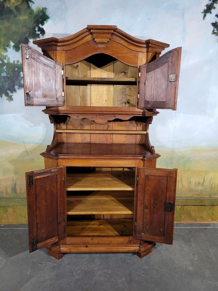 Piccola credenza a due corpi in abete di montagna