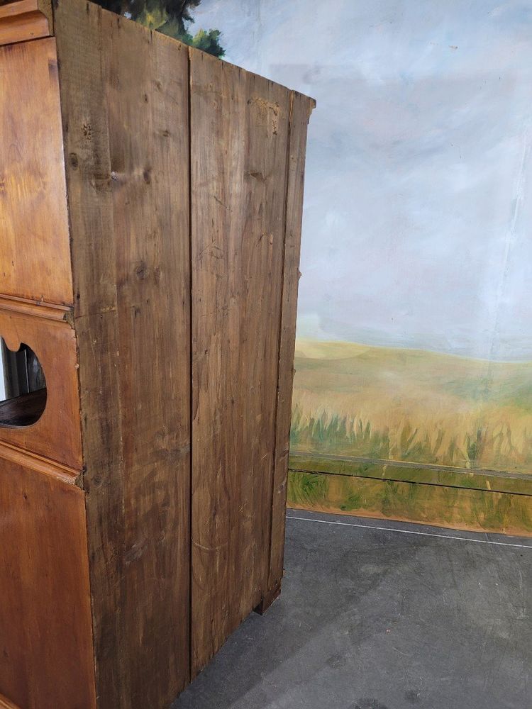 Piccola credenza a due corpi in abete di montagna