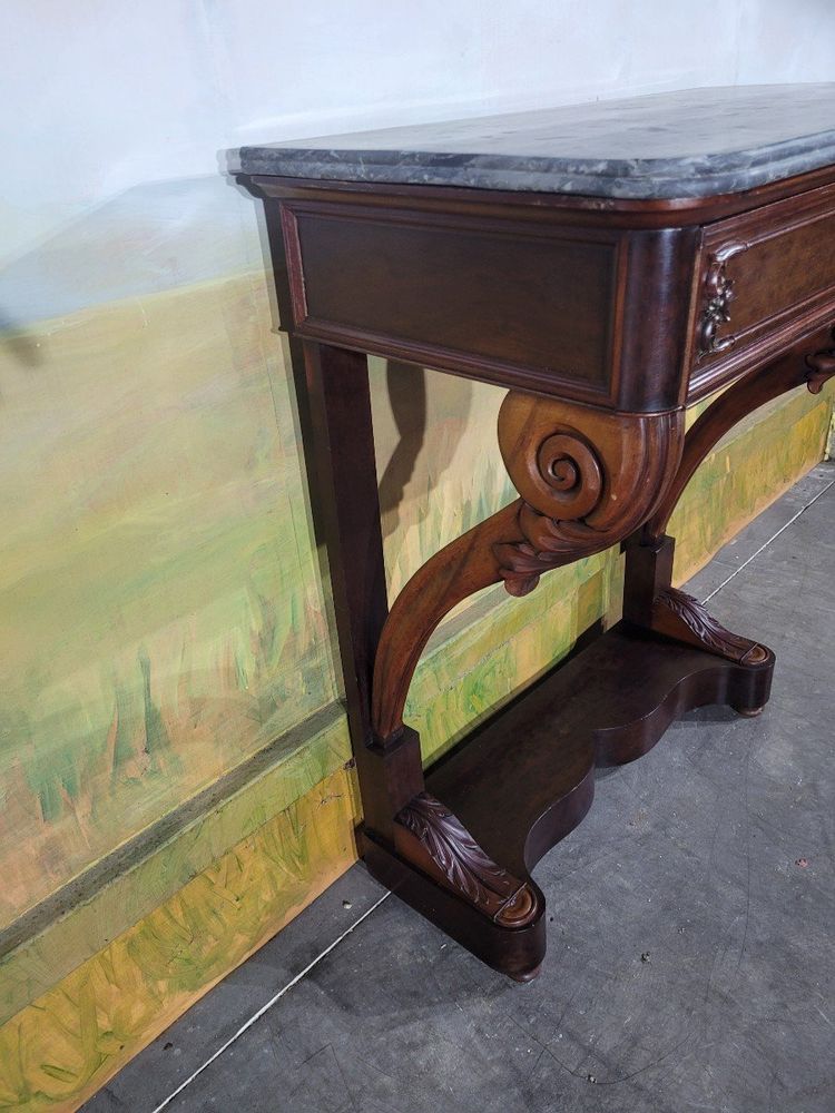 Consolle in mogano del periodo di restauro