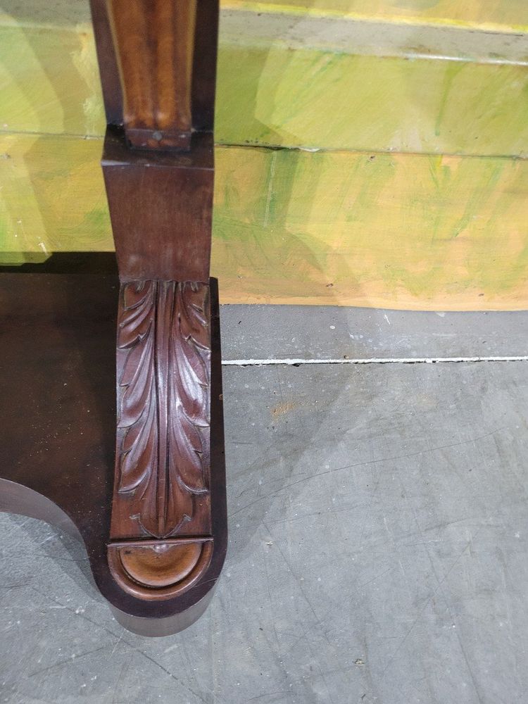 Consolle in mogano del periodo di restauro