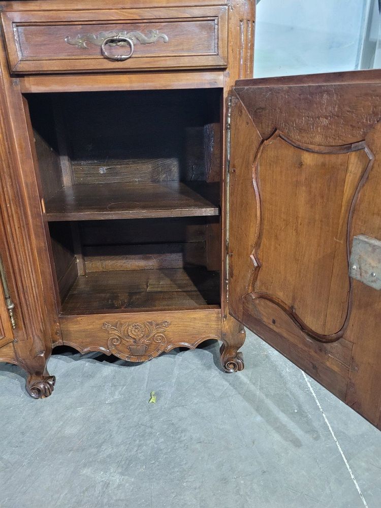 Credenza in ciliegio in stile Luigi XV del XIX secolo