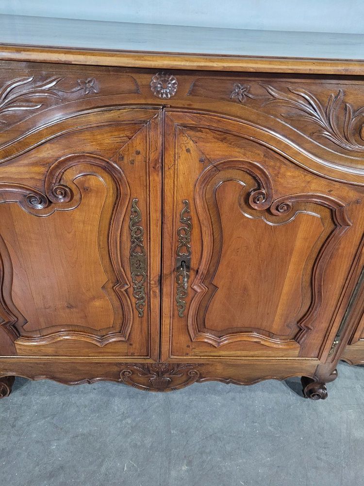 Credenza in ciliegio in stile Luigi XV del XIX secolo
