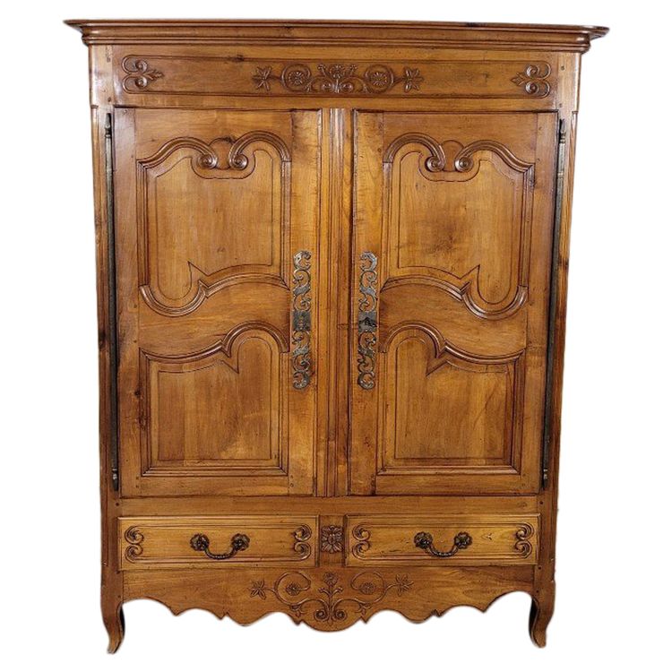 Piccola credenza Luigi XV in betulla massiccia