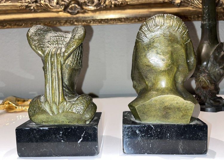 GARREAU Georges Raoul ( 1885-1955) Ein Paar Buchstützen aus Bronze mit grüner Patina Signiert