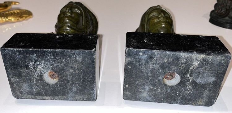GARREAU Georges Raoul ( 1885-1955) Ein Paar Buchstützen aus Bronze mit grüner Patina Signiert