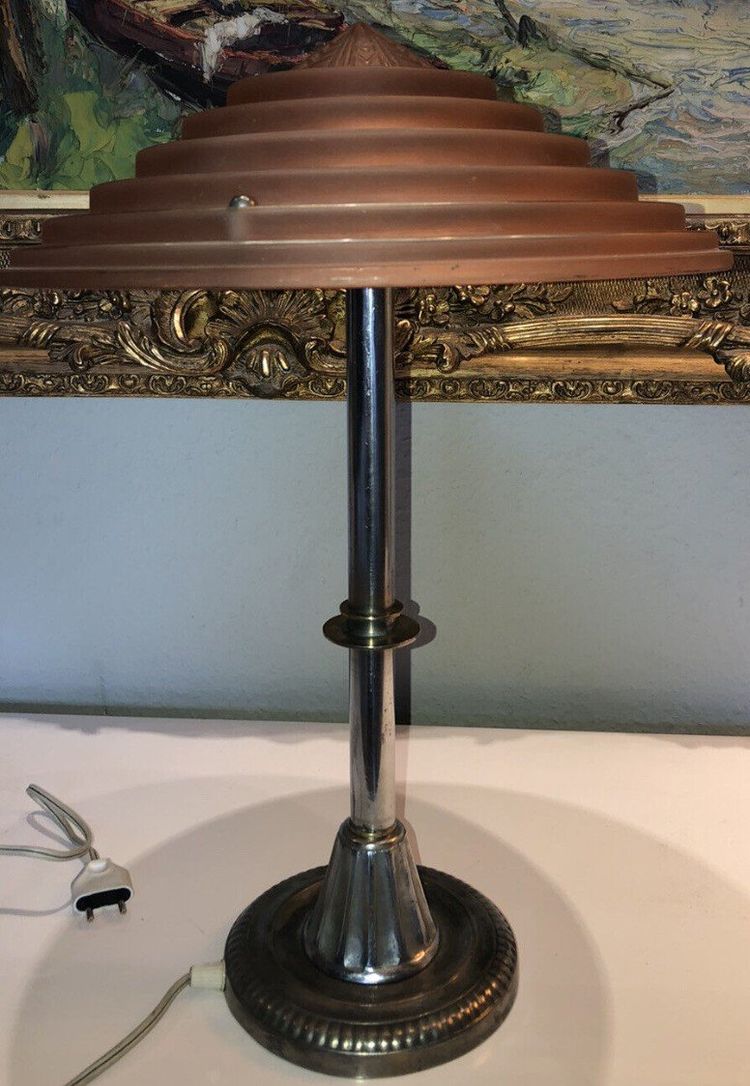 LELEU Georges Art Deco Lampe aus versilbertem Metall und satiniertem Glas mit Stufen-Dekor Signiert