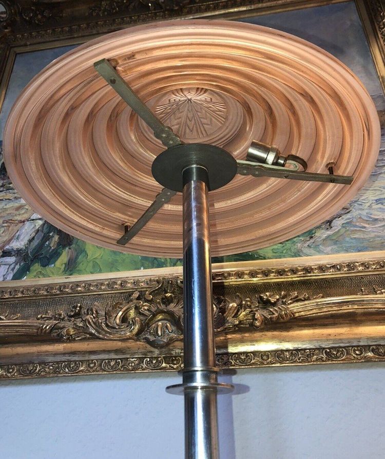 LELEU Georges Art Deco Lampe aus versilbertem Metall und satiniertem Glas mit Stufen-Dekor Signiert