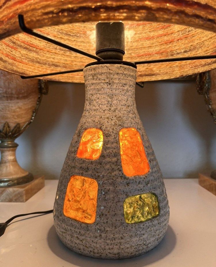 ACCOLAY Lampada in resina con cavo e base in ceramica illuminata. Vintage