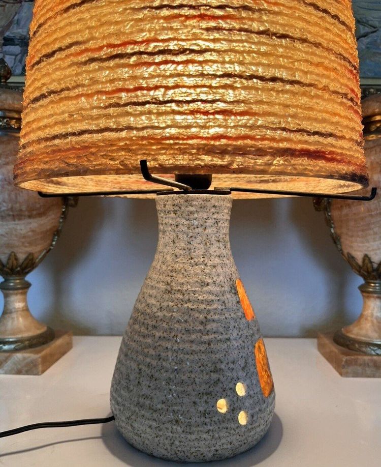 ACCOLAY Lampada in resina con cavo e base in ceramica illuminata. Vintage