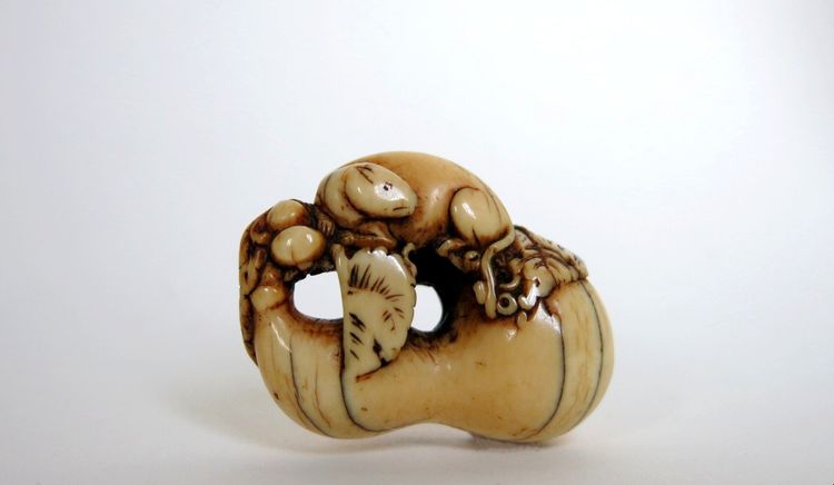 Netsuke - Rongeur Sur Une Calebasse En Ivoire. Japon Edo, 18e Siècle