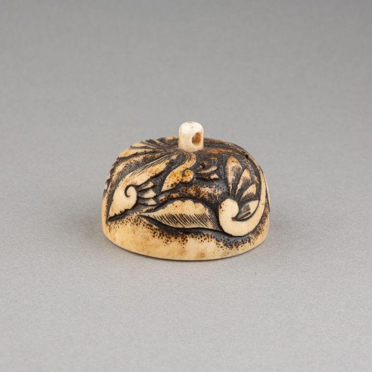 Netsuke in corno di cervo, a forma di posacenere. Giappone, tardo periodo Edo, XIX secolo