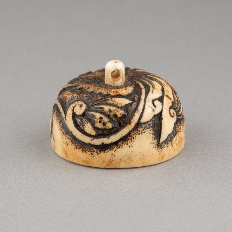 Netsuke in corno di cervo, a forma di posacenere. Giappone, tardo periodo Edo, XIX secolo