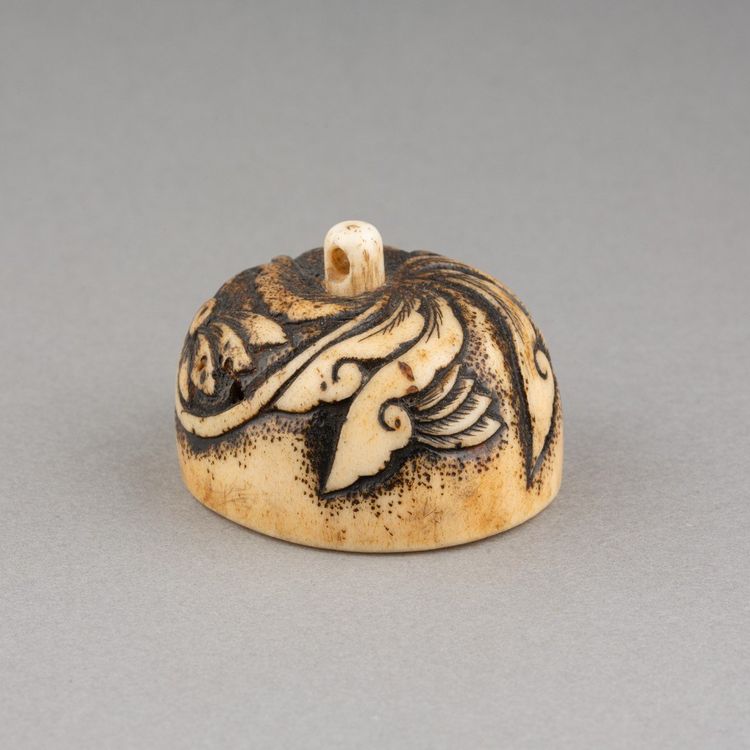 Netsuke in corno di cervo, a forma di posacenere. Giappone, tardo periodo Edo, XIX secolo