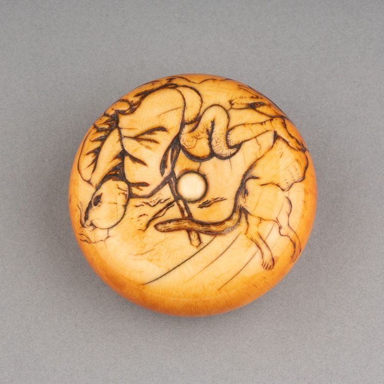 Netsuke – Grande modello in avorio tipo Manju raffigurante Tame-tomo e il lupo. Edo, Giappone, XIX secolo
