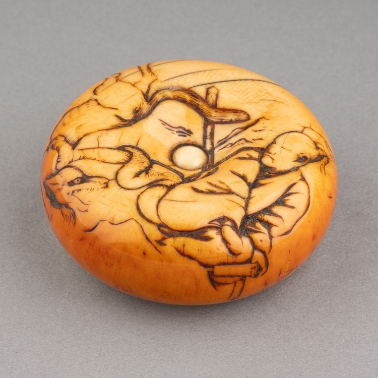 Netsuke – Grande modello in avorio tipo Manju raffigurante Tame-tomo e il lupo. Edo, Giappone, XIX secolo