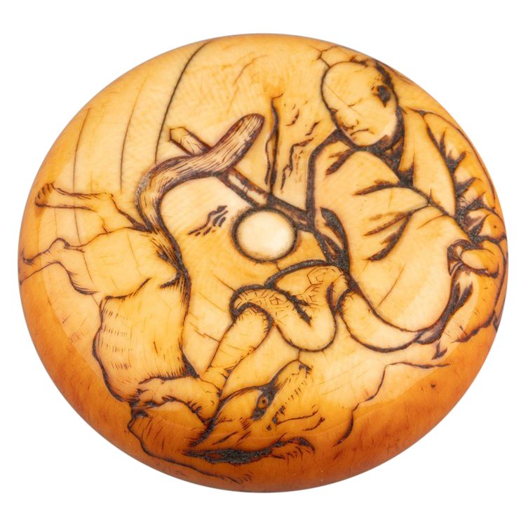 Netsuke – Grande modello in avorio tipo Manju raffigurante Tame-tomo e il lupo. Edo, Giappone, XIX secolo