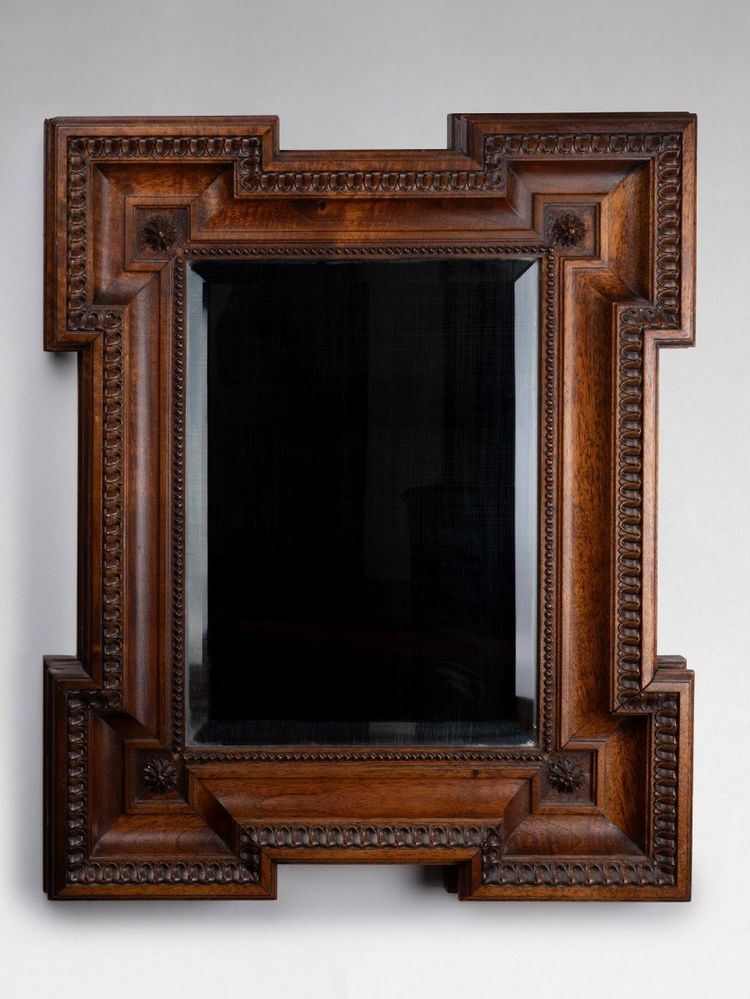 Miroir En Noyer Sculpté De Rais De Cœurs, 19e Siècle