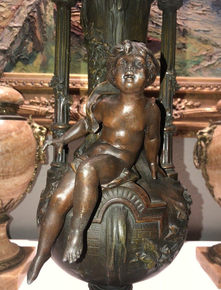 MOREAU L&f . Paire De Grands Vases En Régule, Décor En Ronde-bosse De Chérubins  Signés
