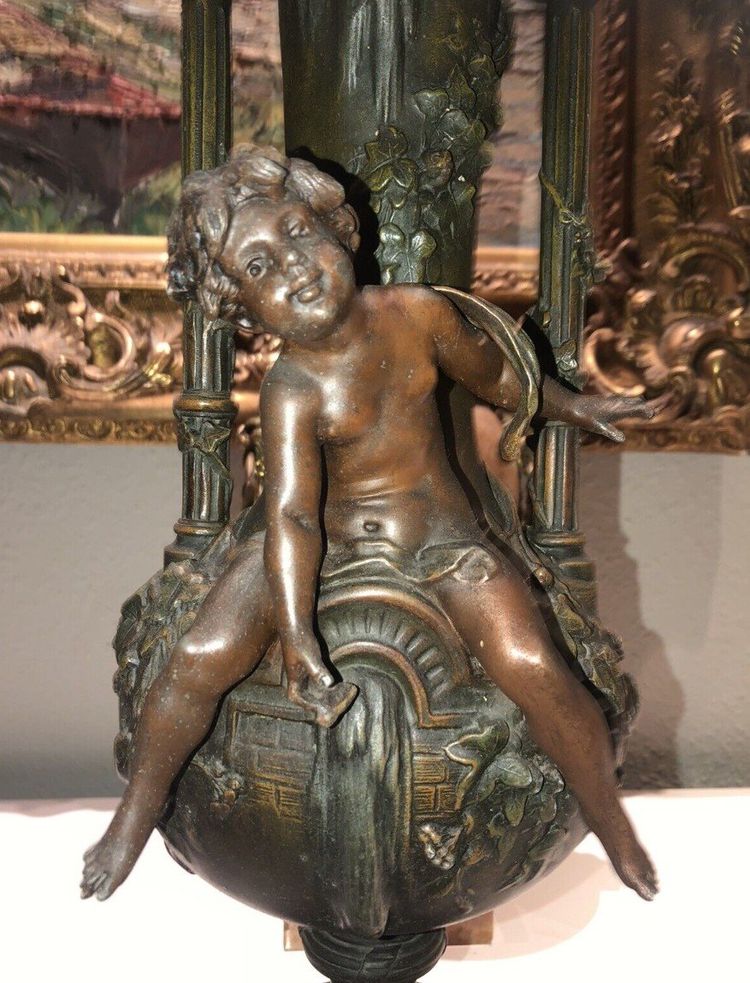 MOREAU L&f . Paire De Grands Vases En Régule, Décor En Ronde-bosse De Chérubins  Signés