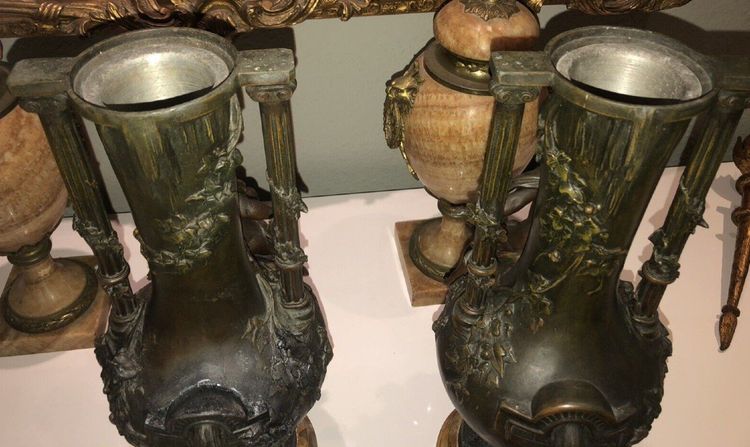 MOREAU L&f . Paire De Grands Vases En Régule, Décor En Ronde-bosse De Chérubins  Signés