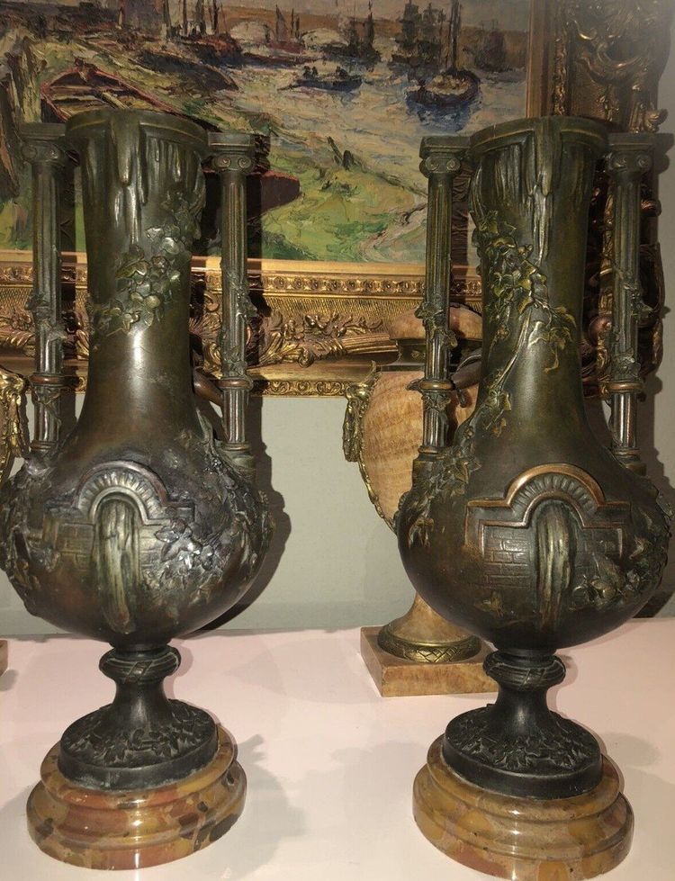 MOREAU L&f . Paire De Grands Vases En Régule, Décor En Ronde-bosse De Chérubins  Signés