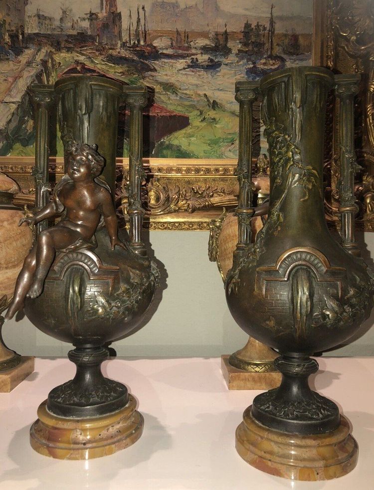 MOREAU L&f . Paire De Grands Vases En Régule, Décor En Ronde-bosse De Chérubins  Signés