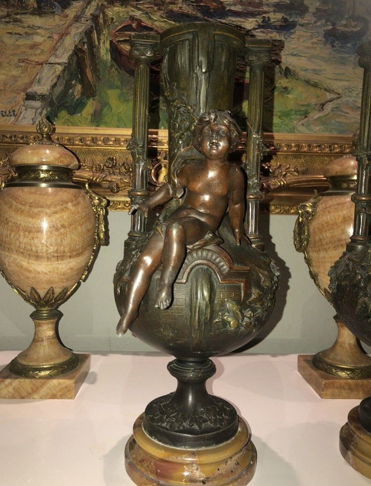 MOREAU L&f . Paire De Grands Vases En Régule, Décor En Ronde-bosse De Chérubins  Signés