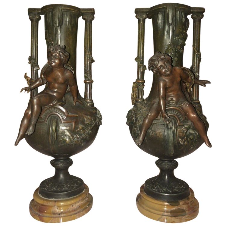 MOREAU L&f . Paire De Grands Vases En Régule, Décor En Ronde-bosse De Chérubins  Signés