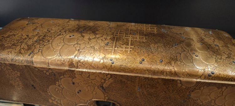 Fumibako - Scatola laccata dorata Urushi. Crisantemi. Giappone Edo XVIII secolo