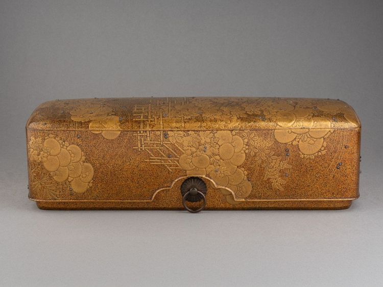 Fumibako - Scatola laccata dorata Urushi. Crisantemi. Giappone Edo XVIII secolo