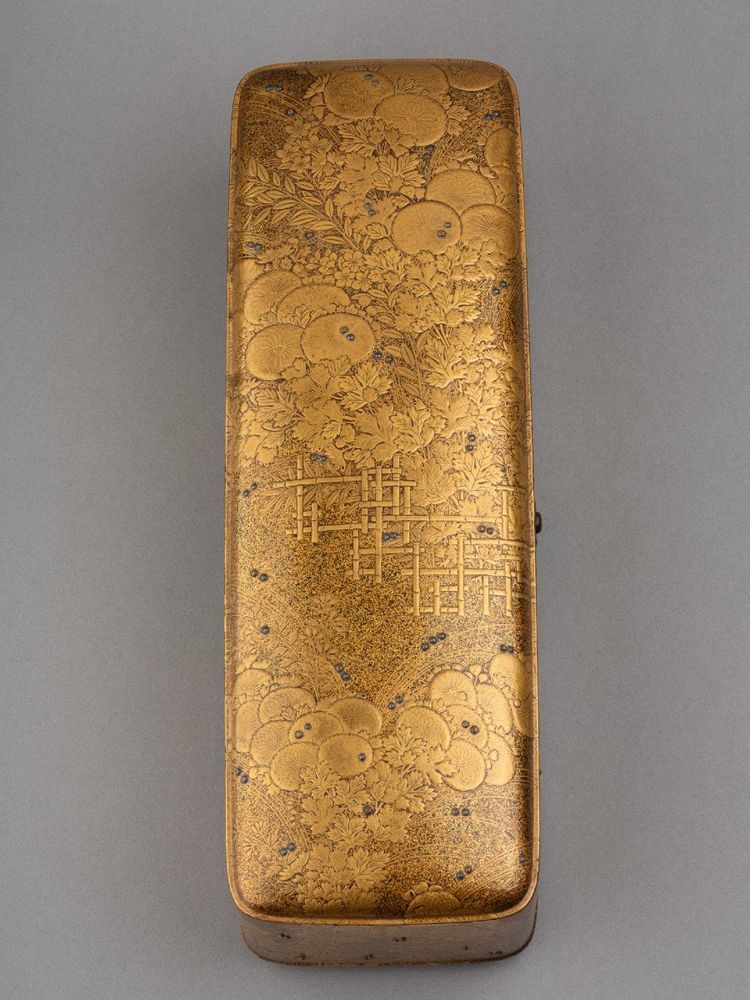 Fumibako - Scatola laccata dorata Urushi. Crisantemi. Giappone Edo XVIII secolo