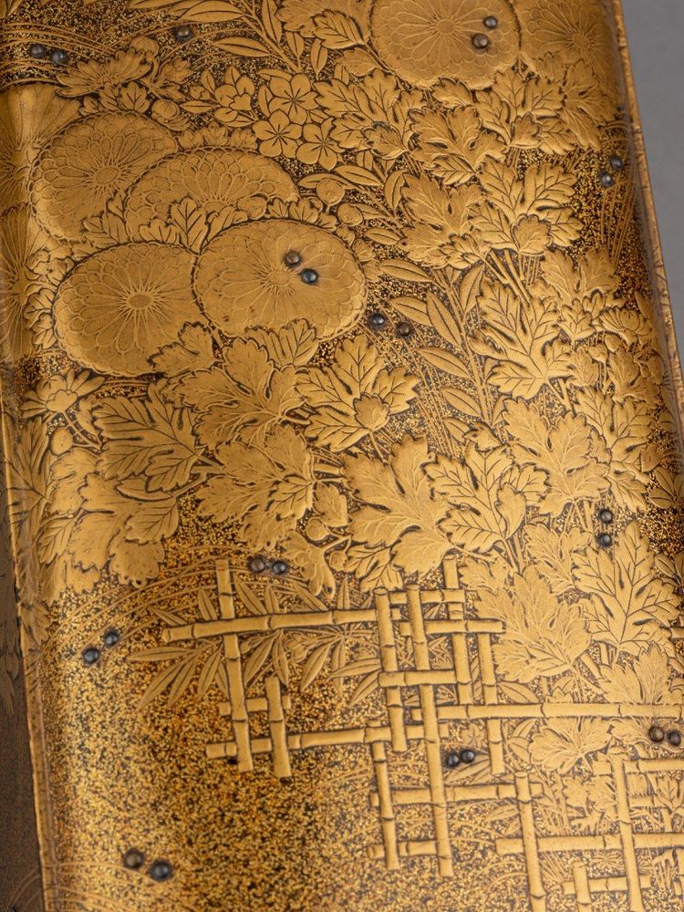 Fumibako - Scatola laccata dorata Urushi. Crisantemi. Giappone Edo XVIII secolo