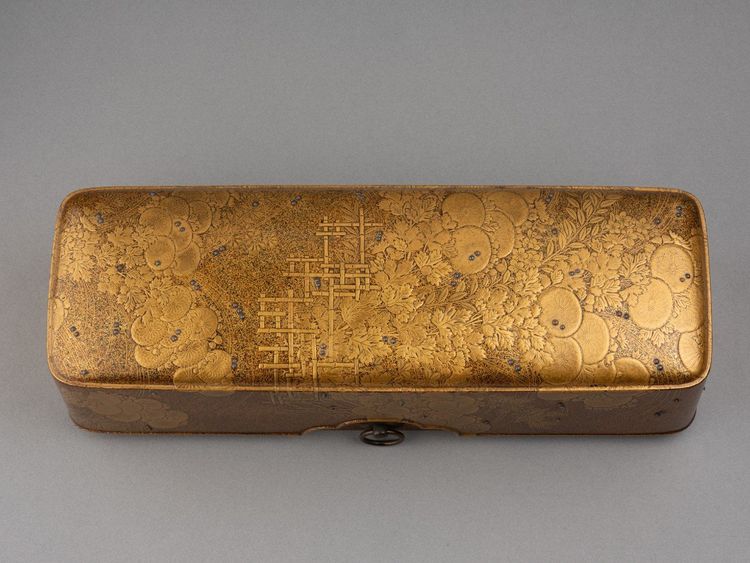 Fumibako - Scatola laccata dorata Urushi. Crisantemi. Giappone Edo XVIII secolo