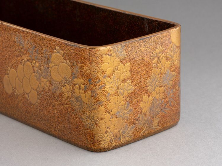 Fumibako - Scatola laccata dorata Urushi. Crisantemi. Giappone Edo XVIII secolo