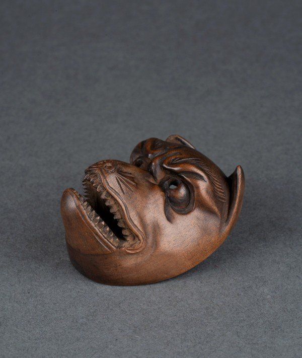 Netsuke, maschera Kyogen raffigurante una volpe, Kitsune, Giappone Edo, Meiji, arte asiatica