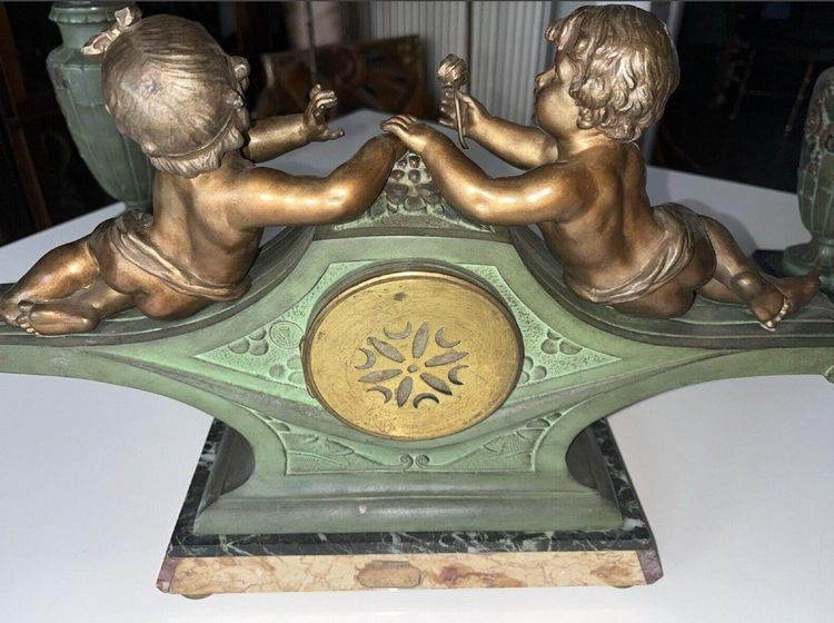 LIMOUSIN Jacques (1900) Garniture De Cheminée En Régule Polychrome à Décor De Putti, Signé