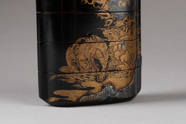 Inro En Laque Du Japon Urushi, Gros Chat Couché Sous Un Arbre De Pivoines. Japon Edo