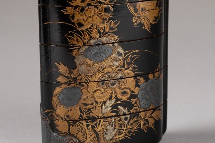 Inro En Laque Du Japon Urushi, Gros Chat Couché Sous Un Arbre De Pivoines. Japon Edo
