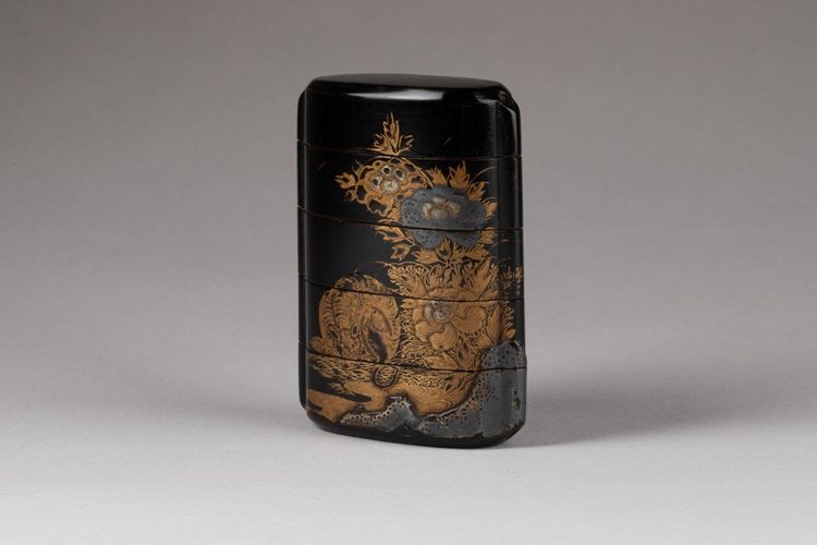 Inro En Laque Du Japon Urushi, Gros Chat Couché Sous Un Arbre De Pivoines. Japon Edo