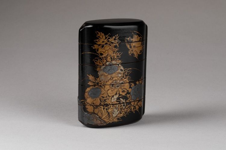 Inro En Laque Du Japon Urushi, Gros Chat Couché Sous Un Arbre De Pivoines. Japon Edo
