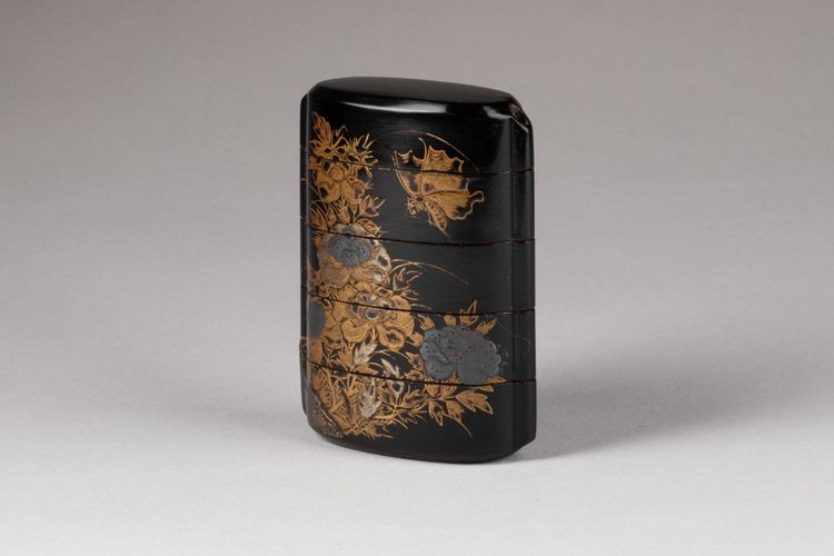 Inro En Laque Du Japon Urushi, Gros Chat Couché Sous Un Arbre De Pivoines. Japon Edo