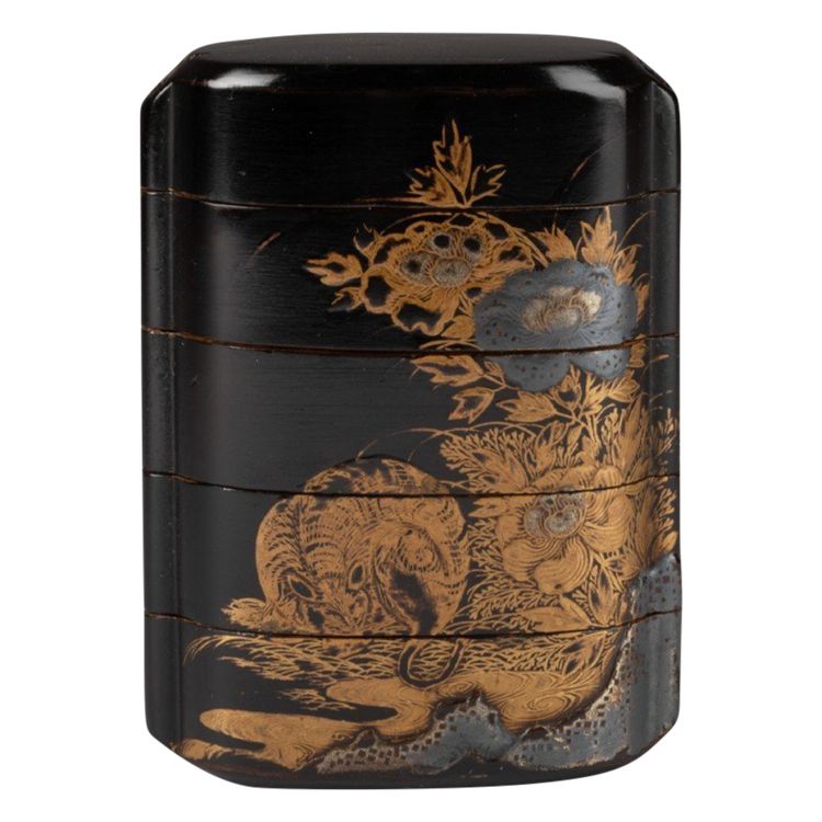 Inro En Laque Du Japon Urushi, Gros Chat Couché Sous Un Arbre De Pivoines. Japon Edo