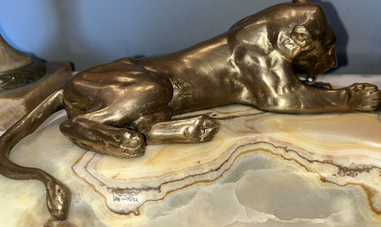 Georges GUYOT ( 1885-1973) "lionne à La Toilette" Schreibpult Bronze/Marmor Signiert